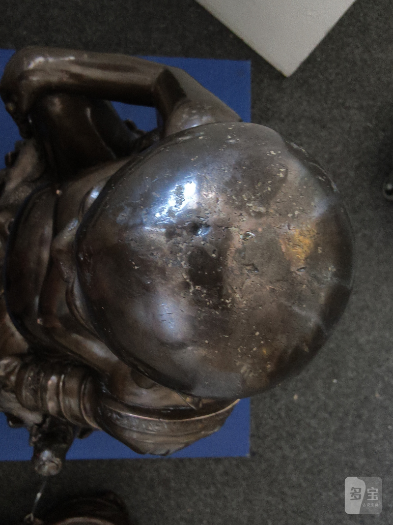 A large cast bronze figure of seated Budai with boys on a lotus pedestal - 图27